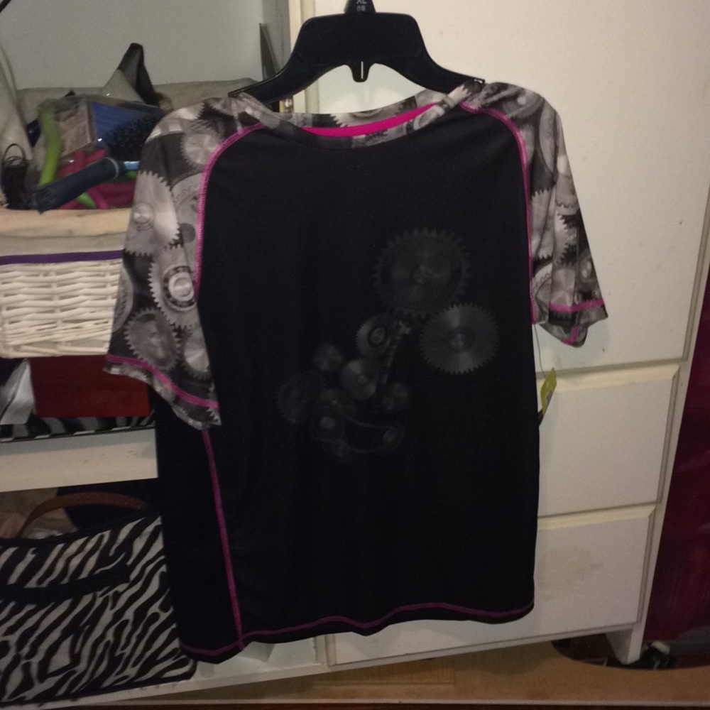 Short sleeve active wear